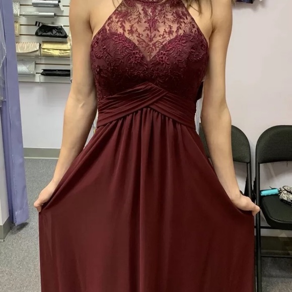 Long burgundy gown - Picture 2 of 2